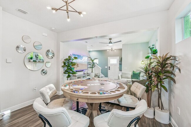 Building Photo - 109 W Hollywood St