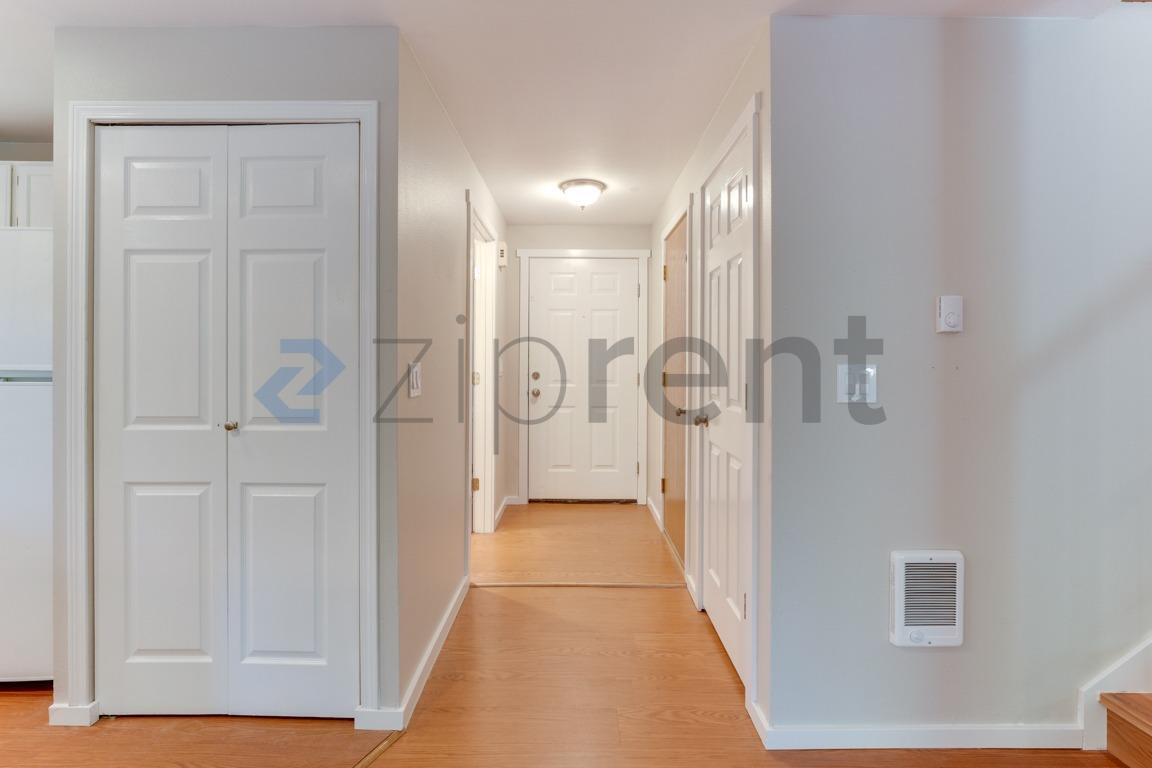 Building Photo - Unit n/a