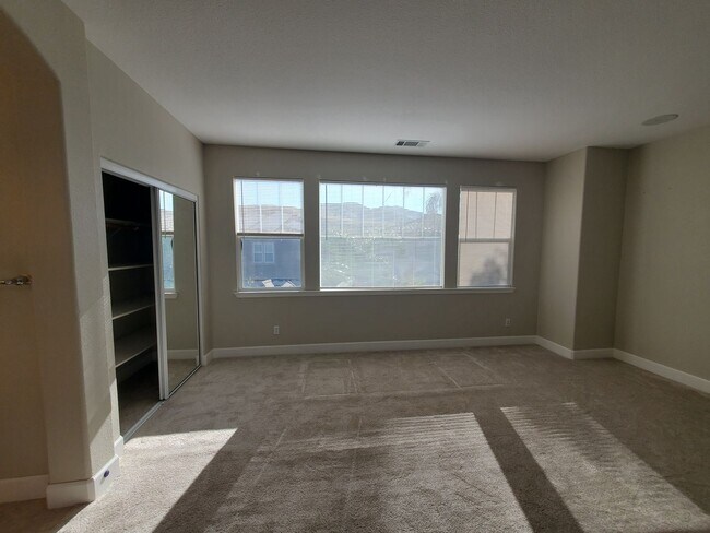 Building Photo - STUNNING SPACIOUS 5 BEDROOM HOME IN CONCOR...