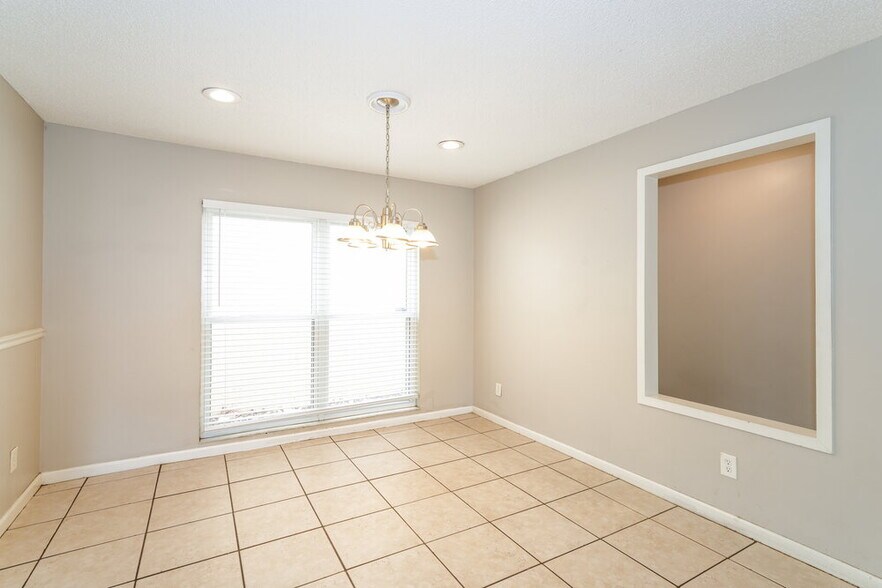 Building Photo - 15709 Squirrel Tree Pl