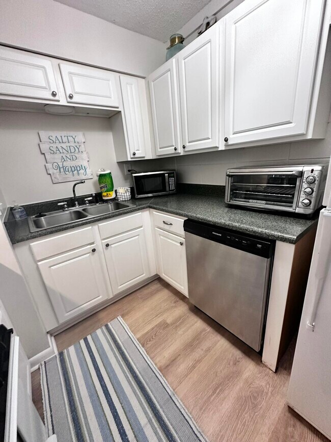 Building Photo - 4000 Gulf Terrace Dr