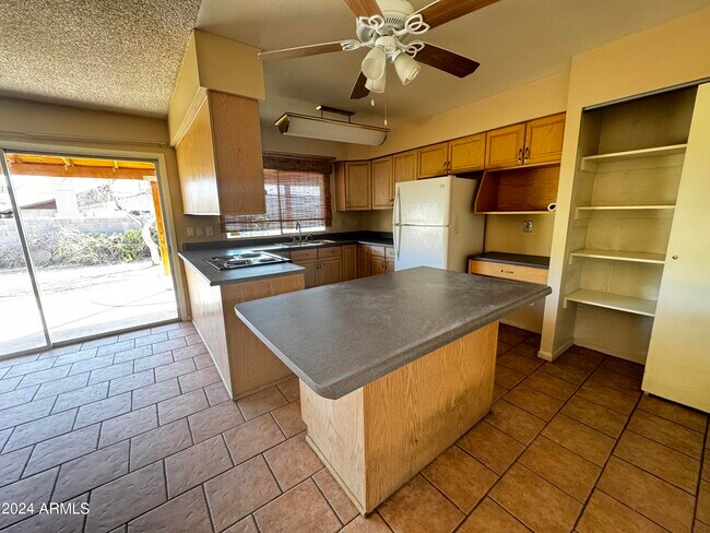 Building Photo - 3801 W Poinsettia Dr