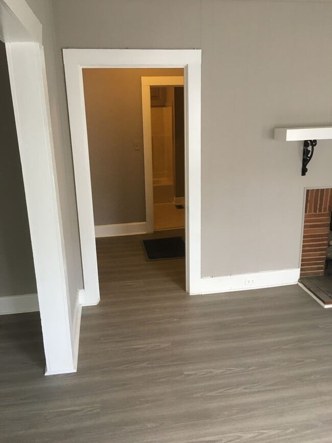 Building Photo - 2/1 House in Celanese $1095