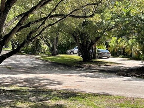 Building Photo - "Charming 1-Bedroom Oasis with Spacious Living in the Heart of Coral Gables!"