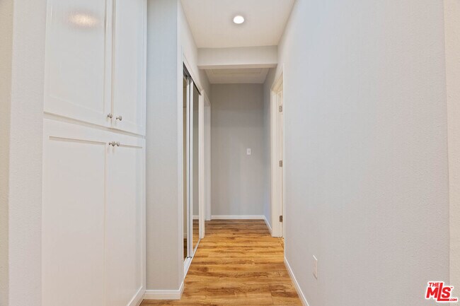 Building Photo - 1112 Ocean Park Blvd