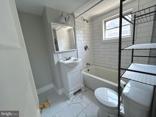 Building Photo - 709 W 19th St
