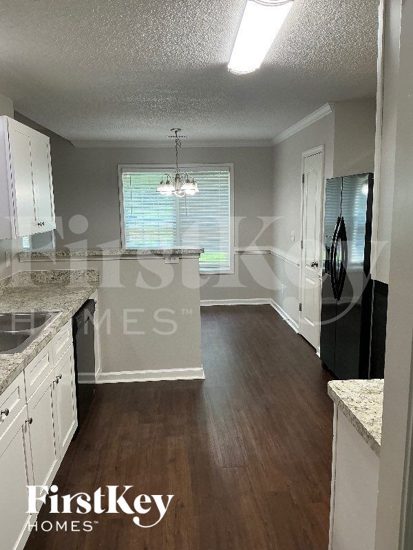 Building Photo - 3349 Meadovista Dr