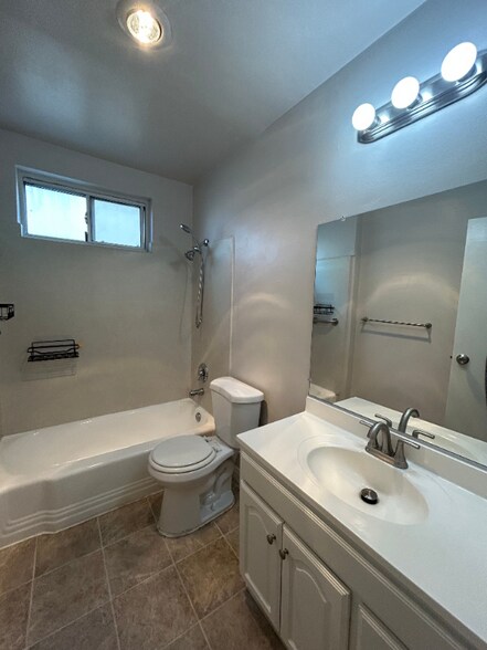 Building Photo - 409 N Los Robles Ave