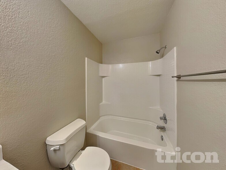 Building Photo - 851 Village Point Ln