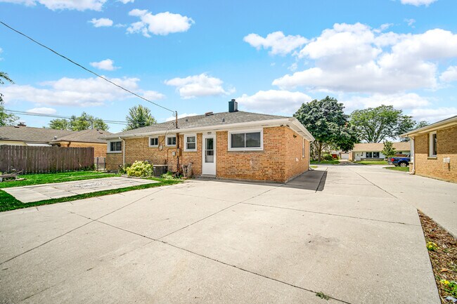 Building Photo - 1047 W Villa Dr