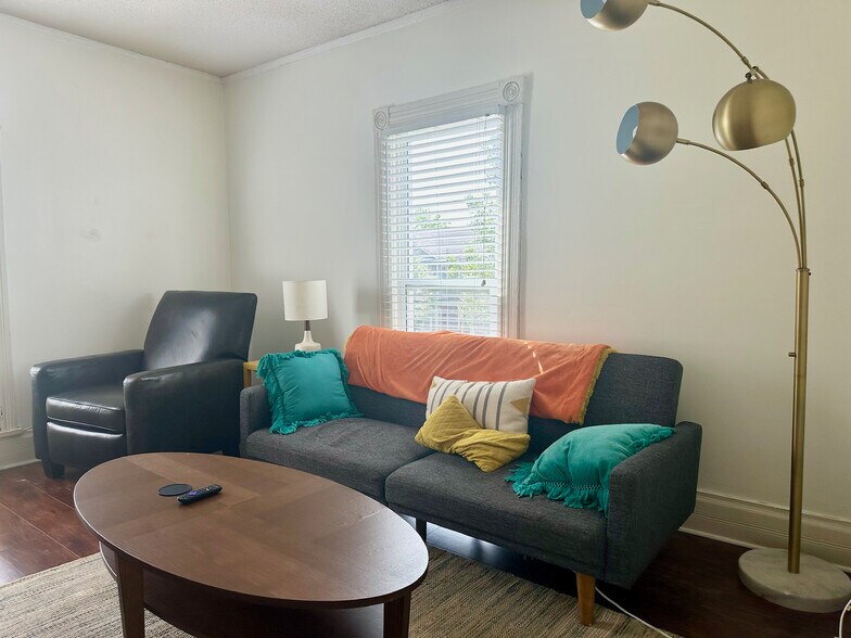 Den - 515 E Tuscaloosa St