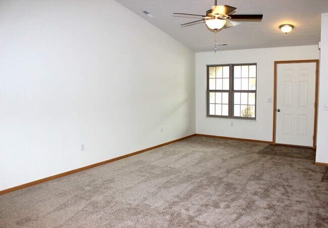Building Photo - 2206 Shamrock Ln