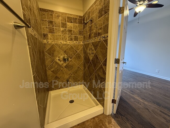 Building Photo - 3036 S Union Ave