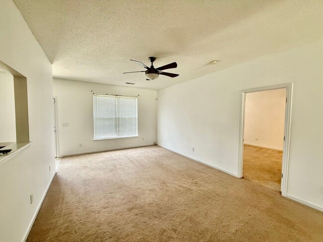 Building Photo - Three bedroom, 2 bath house in Greensboro