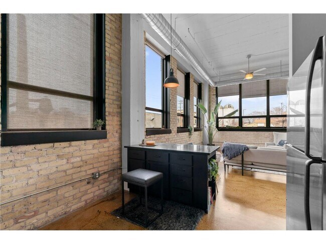 Building Photo - 1701 NE Madison St