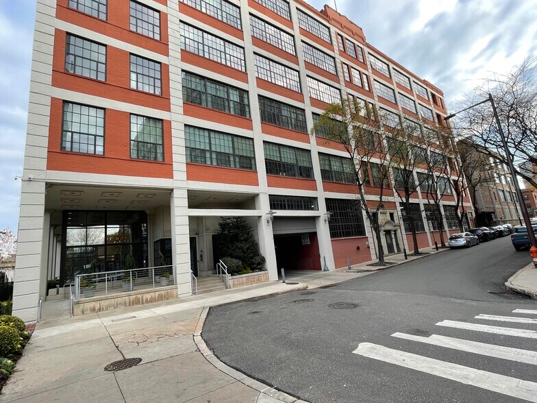 Building Photo - 2429 Locust St