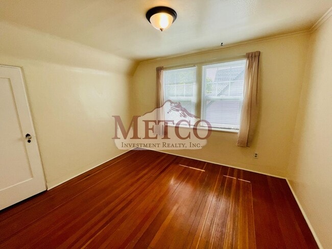 Building Photo - 4 bedroom 1 1/2 bath home close to U of O