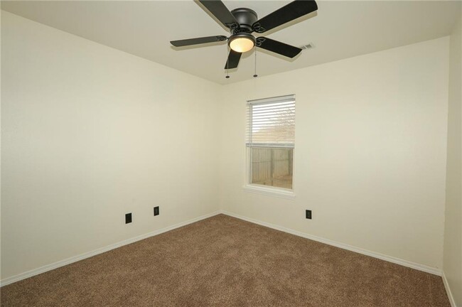 Building Photo - 900 SW River Rock St