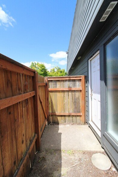 Building Photo - 4609-4609 NE Killingsworth St