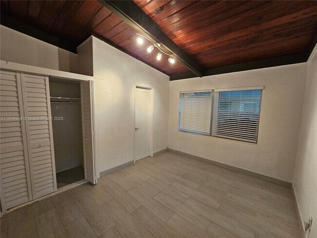 Building Photo - 227 SE 1st St