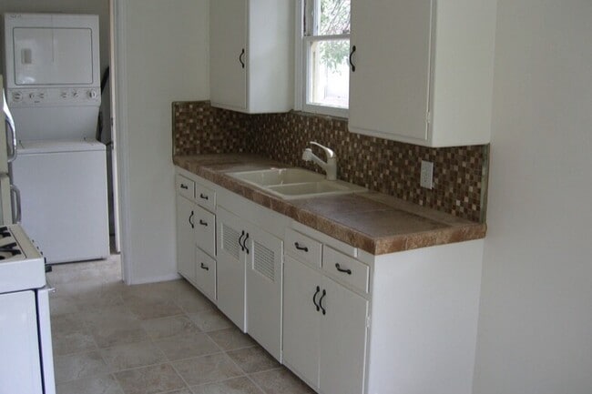 kitchen - 1347 Oak St