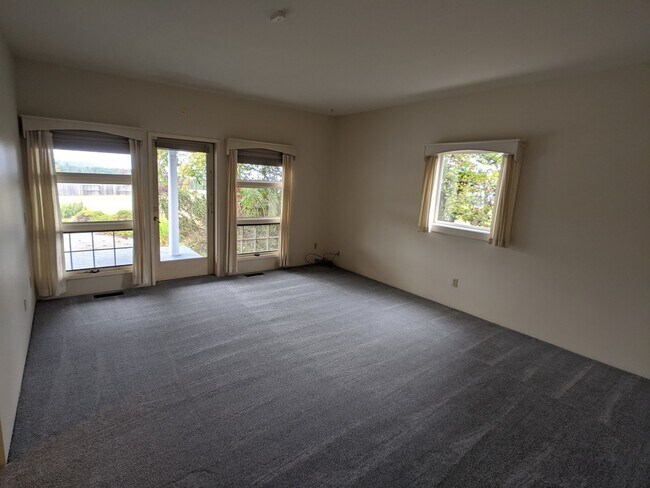 Building Photo - 3 bed 3 bath on 4.8 acres w/ beautiful wat...