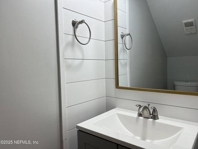 Building Photo - 5523 Cabot Dr N