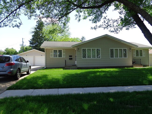 Building Photo - Cute side by side duplex