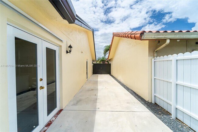 Building Photo - 1025 NW 128th Ct