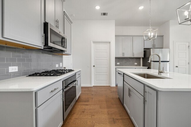 Building Photo - 3100 Greenbriar Dr