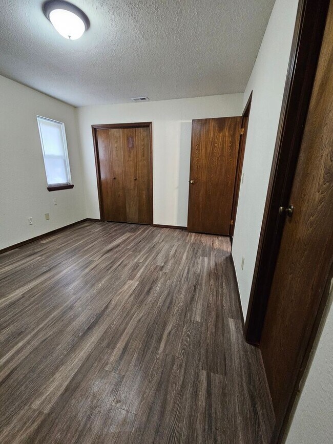 Building Photo - (2) Bed/(1) Bath Duplex in SE Norman Avail...