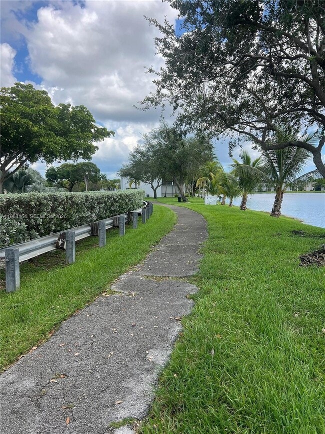 Building Photo - 805 N Franklin Ave