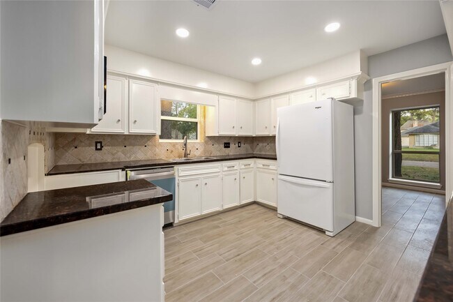 Building Photo - 3823 Fernglade Dr