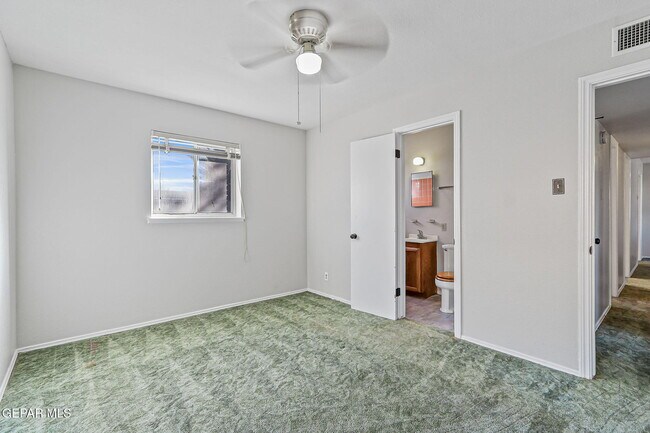 Building Photo - 5828 Sturgeon Dr