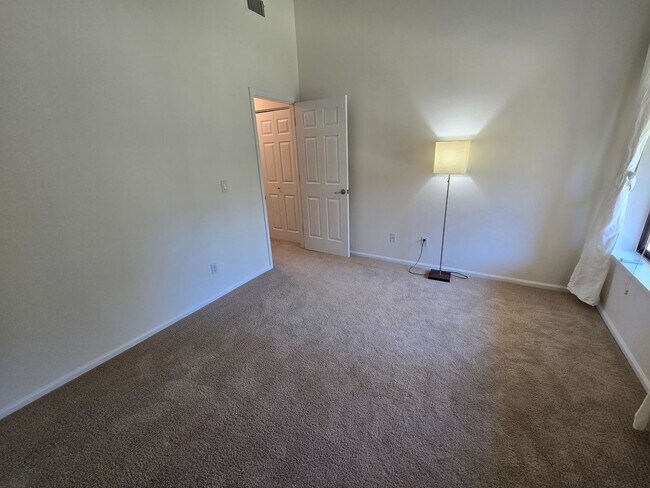 Building Photo - Beautifully Renovated, Top Floor, 2 Bedroom 2 Bath East Boulder Condo for Rent!