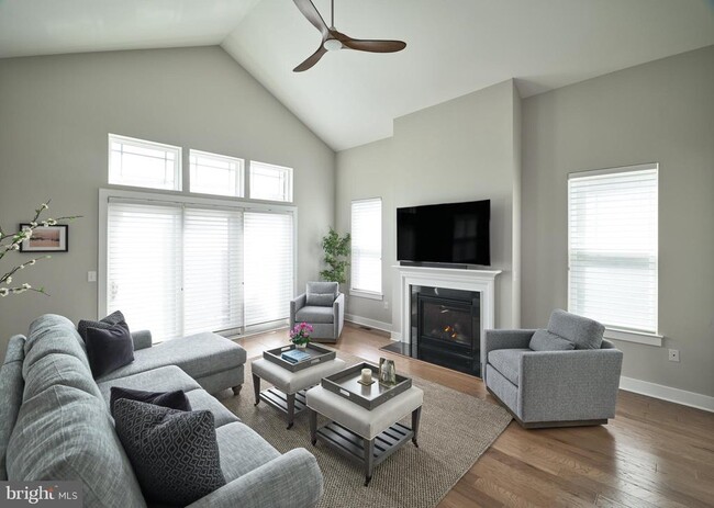 Building Photo - 14 Dogleg Ln