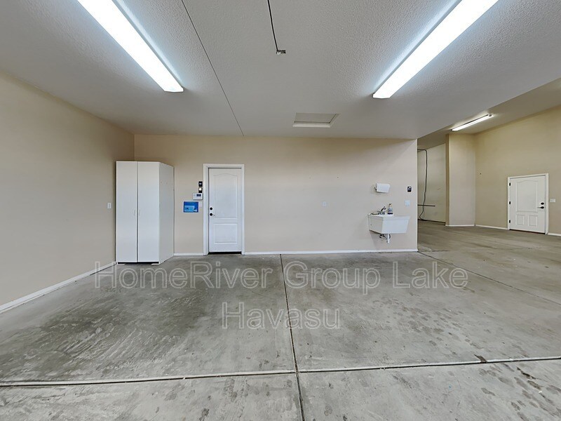 Building Photo - 3737 Tahitian Dr