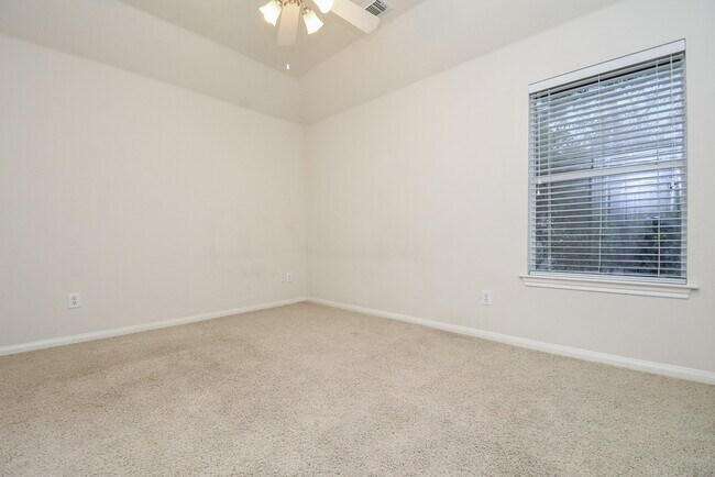 Building Photo - 6 S Burberry Park Cir