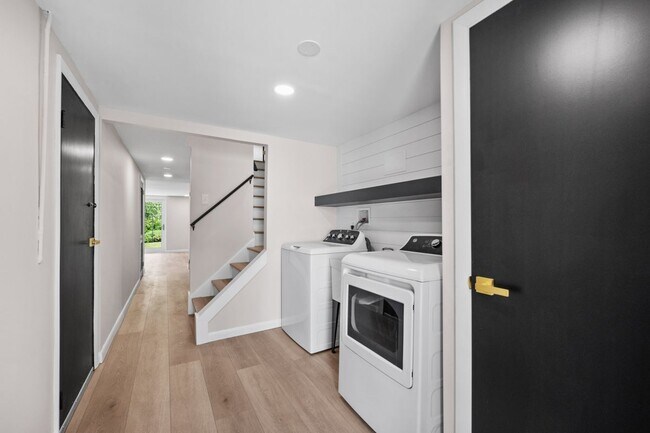 Building Photo - 857 Green Valley Dr