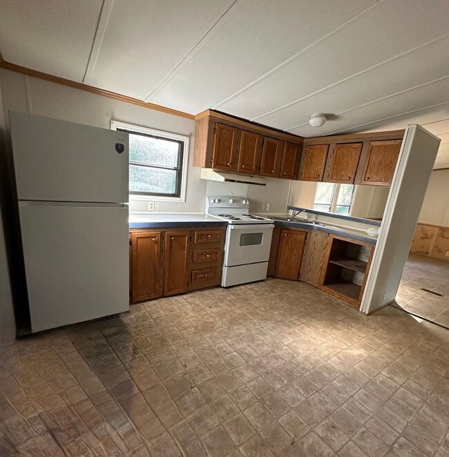 Building Photo - Large 3 bedroom, 2 bath mobile home in Wag...