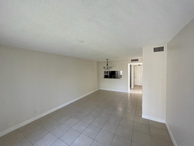 Building Photo - 6844 Palmetto Cir S
