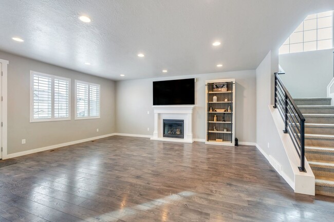 Building Photo - Stunning 5 Bedroom Herriman Home with Mode...