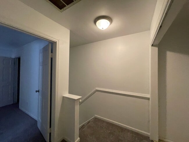 Building Photo - 3 bedroom townhome! Fenced backyard.