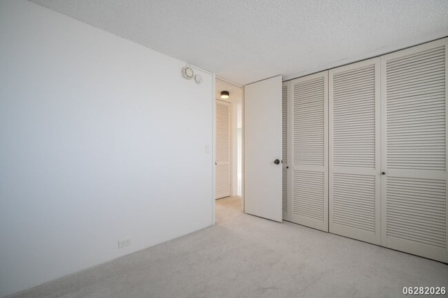 Building Photo - 2 Bd/2 Ba/1 Parking Condo in Banyan Tree Plaza, Honolulu