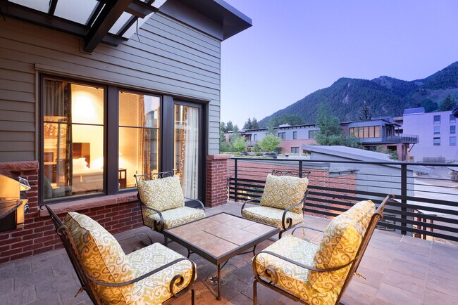 Building Photo - 501 Rio Grande Pl
