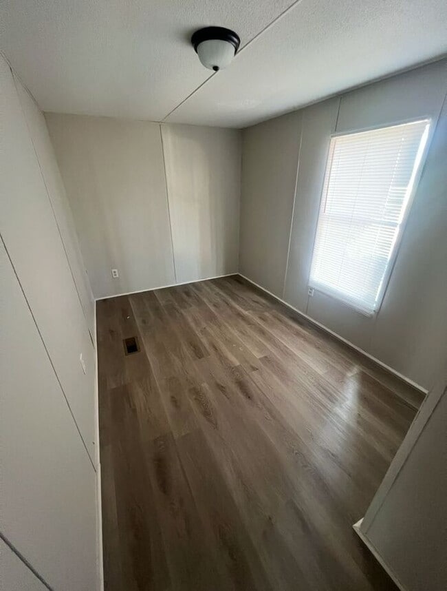 Building Photo - Perfect Family Home: 2 Bed, 1 Bath Apartme...