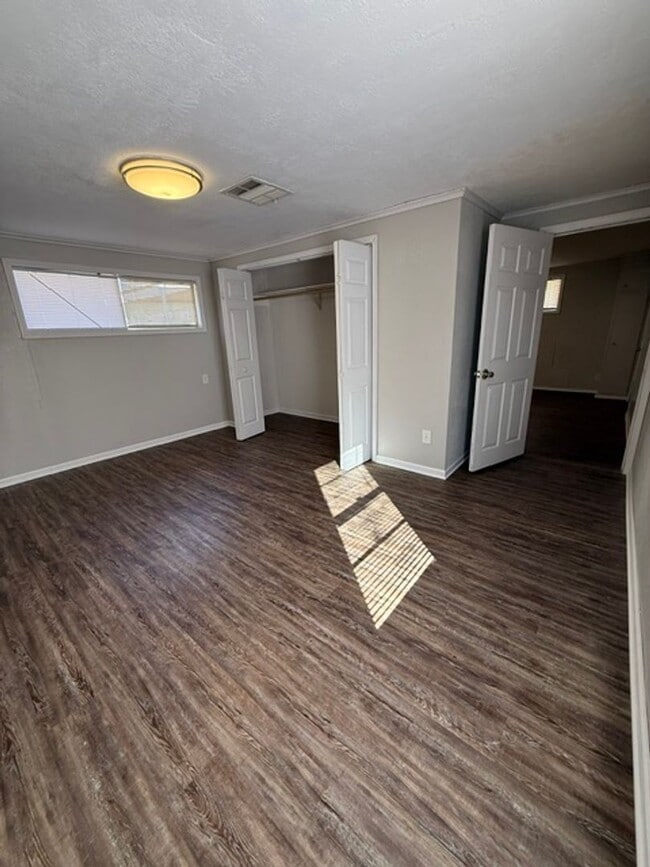 Building Photo - Simple & Comfortable 3 Bedroom Home in Iowa, LA with Large Yard!