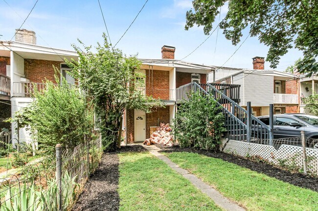 Building Photo - Spacious 5 Bedroom Home w/ Balcony, Porch & Yard Space!