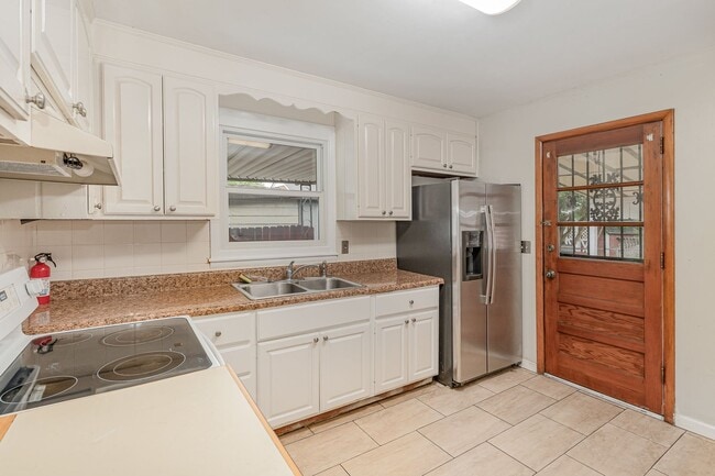 Building Photo - Charming 3 Bedroom 1 Bath Home in West Park!