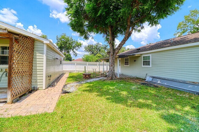 Building Photo - 7557 Meadowview Dr